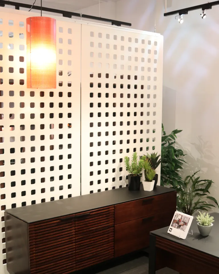 Grid Screens | Color: White